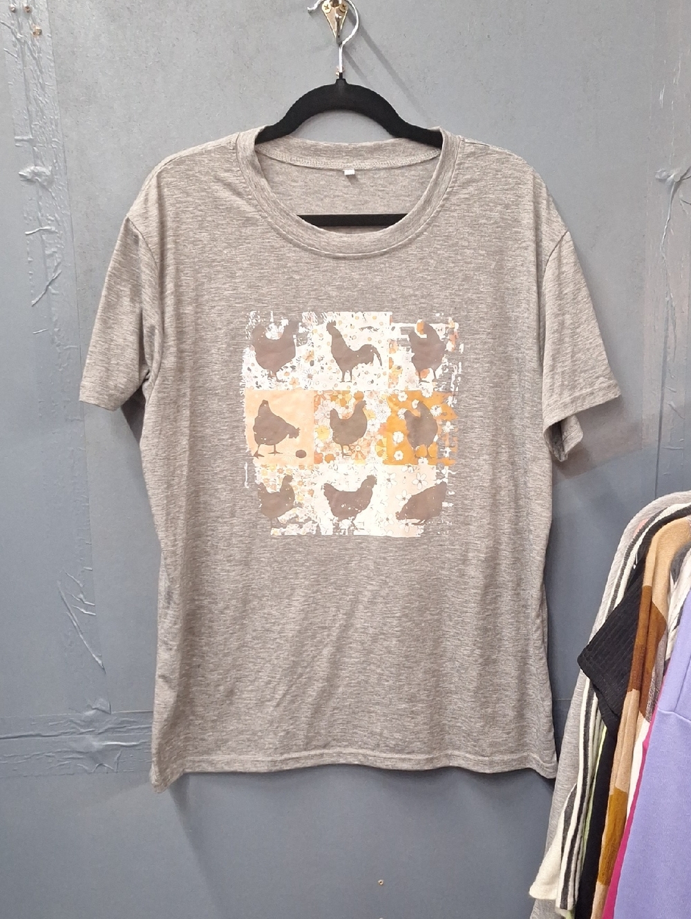 Gray Hen Graphic Tee - Neutral Chicken Print